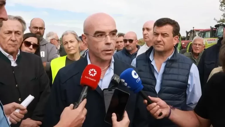 FOTOGRAFÍA. CHINCHÓN (COMUNIDAD DE MADRID) REINO DE ESPAÑA, 19 DE OCTUBRE DE 2025. El jefe de la delegación de VOX en Europa, Jorge Buxadé Villalba, junto al eurodiputado Hermann Leopoldo Tertsch del Valle-Lersundi, entre otros dirigentes de VOX, ha participado este domingo en el homenaje al agricultor David Lafoz, que se quitó la vida tras denunciar las políticas asfixiantes de la Unión Europea (UE) para con el campo español. Lasvocesdelpueblo (Ñ Pueblo)