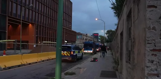 FOTOGRAFÍA. BARCELONA (CATALUÑA) REINO DE ESPAÑA, 10 DE OCTUBRE DE 2025. VOX celebra que la presión ejercida por su grupo municipal haya sido determinante para que finalmente se ejecute el desalojo de la Casa okupada "La Escocesa", un espacio ilegalmente ocupado durante años en el distrito de Sant Martí. El presidente del Grupo Municipal de VOX en el Ayuntamiento de Barcelona, Gonzalo de Oro-Pulido, advierte de que los de Santiago Abascal Conde "seguirán exigiendo tolerancia cero con la okupación y trabajando para que Barcelona deje de ser un paraíso para los okupas". Lasvocesdelpueblo (Ñ Pueblo)