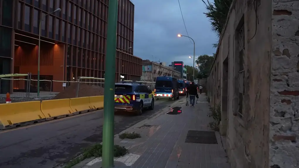 FOTOGRAFÍA. BARCELONA (CATALUÑA) REINO DE ESPAÑA, 10 DE OCTUBRE DE 2025. VOX celebra que la presión ejercida por su grupo municipal haya sido determinante para que finalmente se ejecute el desalojo de la Casa okupada "La Escocesa", un espacio ilegalmente ocupado durante años en el distrito de Sant Martí. El presidente del Grupo Municipal de VOX en el Ayuntamiento de Barcelona, Gonzalo de Oro-Pulido, advierte de que los de Santiago Abascal Conde "seguirán exigiendo tolerancia cero con la okupación y trabajando para que Barcelona deje de ser un paraíso para los okupas". Lasvocesdelpueblo (Ñ Pueblo)
