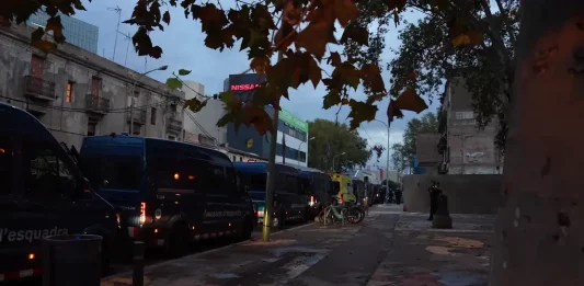 FOTOGRAFÍA. BARCELONA (CATALUÑA) REINO DE ESPAÑA, 10 DE OCTUBRE DE 2025. VOX celebra que la presión ejercida por su grupo municipal haya sido determinante para que finalmente se ejecute el desalojo de la Casa okupada "La Escocesa", un espacio ilegalmente ocupado durante años en el distrito de Sant Martí. El presidente del Grupo Municipal de VOX en el Ayuntamiento de Barcelona, Gonzalo de Oro-Pulido, advierte de que los de Santiago Abascal Conde "seguirán exigiendo tolerancia cero con la okupación y trabajando para que Barcelona deje de ser un paraíso para los okupas". Lasvocesdelpueblo (Ñ Pueblo)