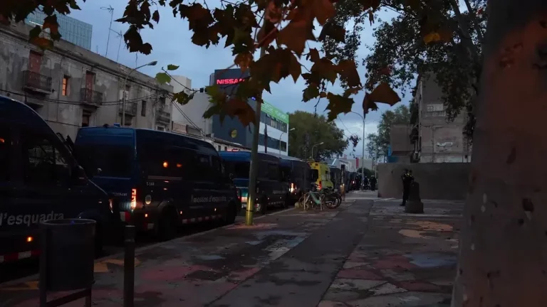 FOTOGRAFÍA. BARCELONA (CATALUÑA) REINO DE ESPAÑA, 10 DE OCTUBRE DE 2025. VOX celebra que la presión ejercida por su grupo municipal haya sido determinante para que finalmente se ejecute el desalojo de la Casa okupada "La Escocesa", un espacio ilegalmente ocupado durante años en el distrito de Sant Martí. El presidente del Grupo Municipal de VOX en el Ayuntamiento de Barcelona, Gonzalo de Oro-Pulido, advierte de que los de Santiago Abascal Conde "seguirán exigiendo tolerancia cero con la okupación y trabajando para que Barcelona deje de ser un paraíso para los okupas". Lasvocesdelpueblo (Ñ Pueblo)