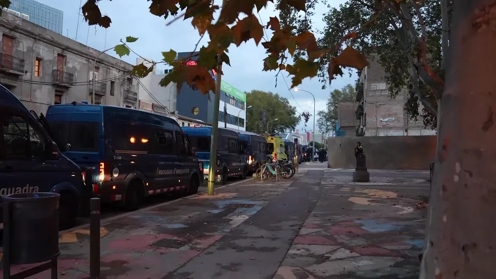 FOTOGRAFÍA. BARCELONA (CATALUÑA) REINO DE ESPAÑA, 10 DE OCTUBRE DE 2025. VOX celebra que la presión ejercida por su grupo municipal haya sido determinante para que finalmente se ejecute el desalojo de la Casa okupada "La Escocesa", un espacio ilegalmente ocupado durante años en el distrito de Sant Martí. El presidente del Grupo Municipal de VOX en el Ayuntamiento de Barcelona, Gonzalo de Oro-Pulido, advierte de que los de Santiago Abascal Conde "seguirán exigiendo tolerancia cero con la okupación y trabajando para que Barcelona deje de ser un paraíso para los okupas". Lasvocesdelpueblo (Ñ Pueblo)
