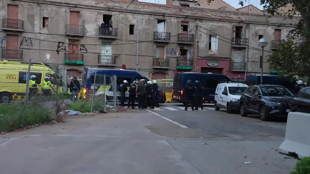 FOTOGRAFÍA. BARCELONA (CATALUÑA) REINO DE ESPAÑA, 10 DE OCTUBRE DE 2025. VOX celebra que la presión ejercida por su grupo municipal haya sido determinante para que finalmente se ejecute el desalojo de la Casa okupada "La Escocesa", un espacio ilegalmente ocupado durante años en el distrito de Sant Martí. El presidente del Grupo Municipal de VOX en el Ayuntamiento de Barcelona, Gonzalo de Oro-Pulido, advierte de que los de Santiago Abascal Conde "seguirán exigiendo tolerancia cero con la okupación y trabajando para que Barcelona deje de ser un paraíso para los okupas". Lasvocesdelpueblo (Ñ Pueblo)