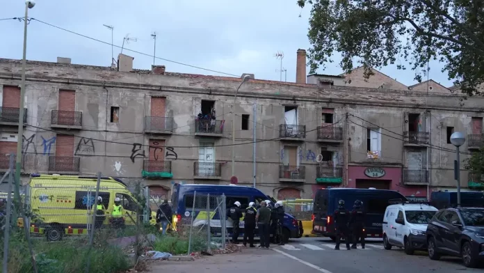 FOTOGRAFÍA. BARCELONA (CATALUÑA) REINO DE ESPAÑA, 10 DE OCTUBRE DE 2025. VOX celebra que la presión ejercida por su grupo municipal haya sido determinante para que finalmente se ejecute el desalojo de la Casa okupada "La Escocesa", un espacio ilegalmente ocupado durante años en el distrito de Sant Martí. El presidente del Grupo Municipal de VOX en el Ayuntamiento de Barcelona, Gonzalo de Oro-Pulido, advierte de que los de Santiago Abascal Conde "seguirán exigiendo tolerancia cero con la okupación y trabajando para que Barcelona deje de ser un paraíso para los okupas". Lasvocesdelpueblo (Ñ Pueblo)