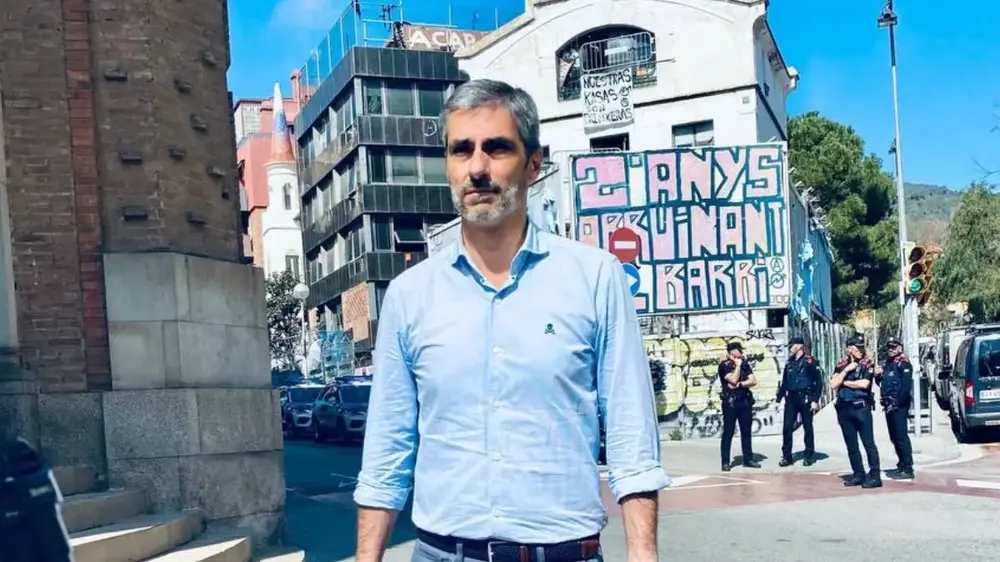 FOTOGRAFÍA. BARCELONA (CATALUÑA) REINO DE ESPAÑA, 10 DE OCTUBRE DE 2025. VOX celebra que la presión ejercida por su grupo municipal haya sido determinante para que finalmente se ejecute el desalojo de la Casa okupada "La Escocesa", un espacio ilegalmente ocupado durante años en el distrito de Sant Martí. El presidente del Grupo Municipal de VOX en el Ayuntamiento de Barcelona, Gonzalo de Oro-Pulido, advierte de que los de Santiago Abascal Conde "seguirán exigiendo tolerancia cero con la okupación y trabajando para que Barcelona deje de ser un paraíso para los okupas". Lasvocesdelpueblo (Ñ Pueblo)