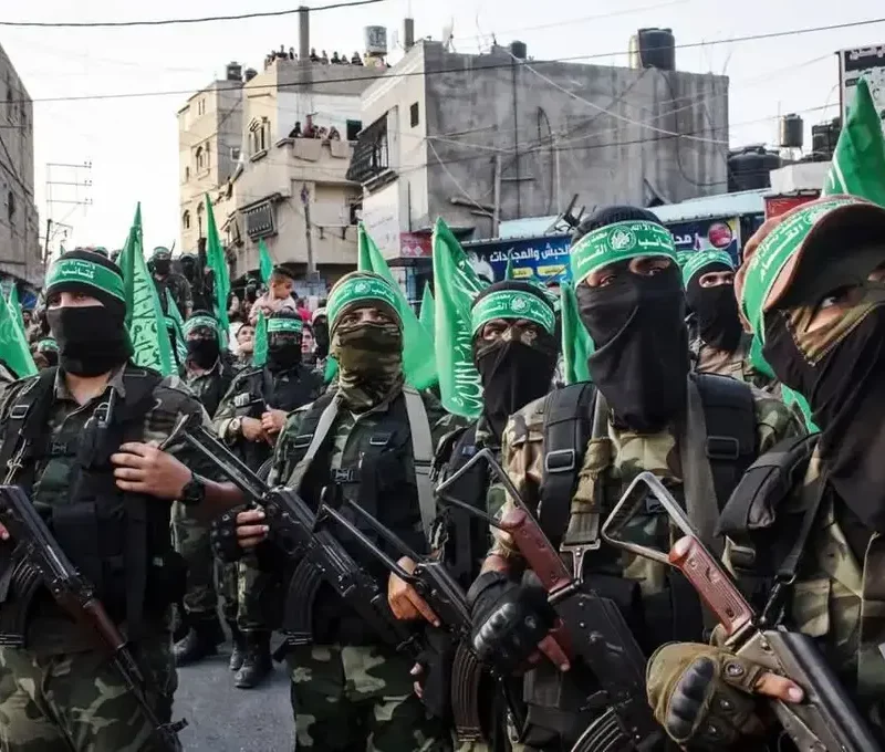 Collboni (PSC) promociona un partido de fútbol entre Cataluña y «Palestina» FOTOGRAFÍA. FRANJA DE GAZA (PALESTINA), AÑO 2023. Detalle de varios terroristas del grupo palestino Hamás exhibiendo músculo en el centro de Gaza. AJN