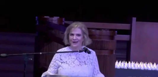 FOTOGRAFÍA. SAN JOSÉ (COSTA RICA), 14 DE NOVIEMBRE DE 2024. La ciudadana española, natural de Cataluña, Pilar Rahola Martínez, intervino hoy en acto de la conmemoración de la llamada "Novemberpogrome 1938" judía, bajo lema "Kristallnacht 2024", en San José (Costa Rica), invitada por la organización de este evento histórica de la familia internacional judía —coorganizado por parte del Centro Israelita Sionista de Costa Rica (CIS) y Movimiento Combate antisemitismo (CAM), en inglés, "Combat Antisemitism Movement—. Captura vídeo/Centro Israelita Sionista de Costa Rica (CIS)/Movimiento Combate antisemitismo/Lasvocesdelpueblo (Ñ Pueblo)