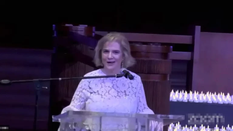 FOTOGRAFÍA. SAN JOSÉ (COSTA RICA), 14 DE NOVIEMBRE DE 2024. La ciudadana española, natural de Cataluña, Pilar Rahola Martínez, intervino hoy en acto de la conmemoración de la llamada "Novemberpogrome 1938" judía, bajo lema "Kristallnacht 2024", en San José (Costa Rica), invitada por la organización de este evento histórica de la familia internacional judía —coorganizado por parte del Centro Israelita Sionista de Costa Rica (CIS) y Movimiento Combate antisemitismo (CAM), en inglés, "Combat Antisemitism Movement—. Captura vídeo/Centro Israelita Sionista de Costa Rica (CIS)/Movimiento Combate antisemitismo/Lasvocesdelpueblo (Ñ Pueblo)