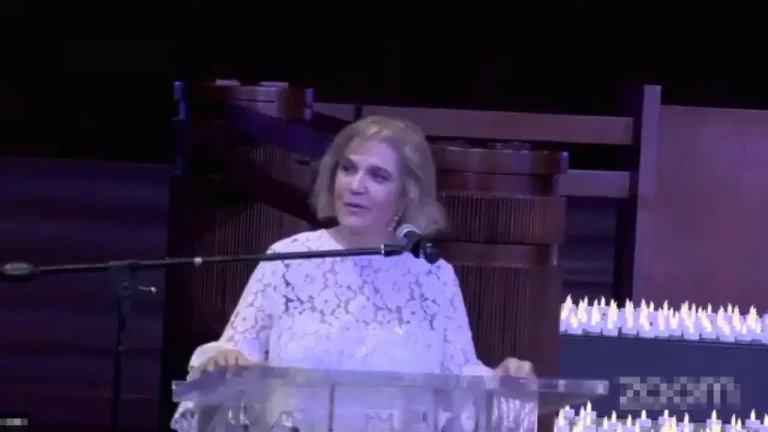 FOTOGRAFÍA. SAN JOSÉ (COSTA RICA), 14 DE NOVIEMBRE DE 2024. La ciudadana española, natural de Cataluña, Pilar Rahola Martínez, intervino hoy en acto de la conmemoración de la llamada "Novemberpogrome 1938" judía, bajo lema "Kristallnacht 2024", en San José (Costa Rica), invitada por la organización de este evento histórica de la familia internacional judía —coorganizado por parte del Centro Israelita Sionista de Costa Rica (CIS) y Movimiento Combate antisemitismo (CAM), en inglés, "Combat Antisemitism Movement—. Captura vídeo/Centro Israelita Sionista de Costa Rica (CIS)/Movimiento Combate antisemitismo/Lasvocesdelpueblo (Ñ Pueblo)