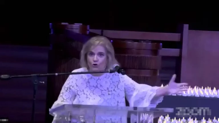 FOTOGRAFÍA. SAN JOSÉ (COSTA RICA), 14 DE NOVIEMBRE DE 2024. La ciudadana española, natural de Cataluña, Pilar Rahola Martínez, intervino hoy en acto de la conmemoración de la llamada "Novemberpogrome 1938" judía, bajo lema "Kristallnacht 2024", en San José (Costa Rica), invitada por la organización de este evento histórica de la familia internacional judía —coorganizado por parte del Centro Israelita Sionista de Costa Rica (CIS) y Movimiento Combate antisemitismo (CAM), en inglés, "Combat Antisemitism Movement—. Captura vídeo/Centro Israelita Sionista de Costa Rica (CIS)/Movimiento Combate antisemitismo/Lasvocesdelpueblo (Ñ Pueblo)