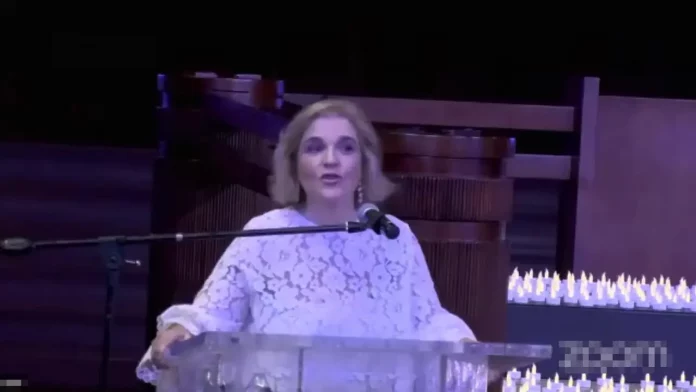 FOTOGRAFÍA. SAN JOSÉ (COSTA RICA), 14 DE NOVIEMBRE DE 2024. La ciudadana española, natural de Cataluña, Pilar Rahola Martínez, intervino hoy en acto de la conmemoración de la llamada "Novemberpogrome 1938" judía, bajo lema "Kristallnacht 2024", en San José (Costa Rica), invitada por la organización de este evento histórica de la familia internacional judía —coorganizado por parte del Centro Israelita Sionista de Costa Rica (CIS) y Movimiento Combate antisemitismo (CAM), en inglés, "Combat Antisemitism Movement—. Captura vídeo/Centro Israelita Sionista de Costa Rica (CIS)/Movimiento Combate antisemitismo/Lasvocesdelpueblo (Ñ Pueblo)