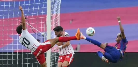 FOTOGRAFÍA. BARCELONA (CATALUÑA) REINO DE ESPAÑA, 18 DE OCTUBRE DE 2025. El delantero del FC Barcelona Lamine Yamal (d) remata a portería durante el partido de la jornada 9 de LaLiga EA Sports, entre el FC Barcelona y el Girona FC, en el estadio Olímpico de Montjuic, en Barcelona. Efe
