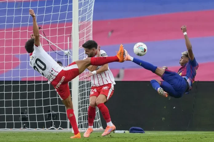 El Barcelona gana a la heroica al Girona pero no recupera el tono (1) FOTOGRAFÍA. BARCELONA (CATALUÑA) REINO DE ESPAÑA, 18 DE OCTUBRE DE 2025. El delantero del FC Barcelona Lamine Yamal (d) remata a portería durante el partido de la jornada 9 de LaLiga EA Sports, entre el FC Barcelona y el Girona FC, en el estadio Olímpico de Montjuic, en Barcelona. Efe
