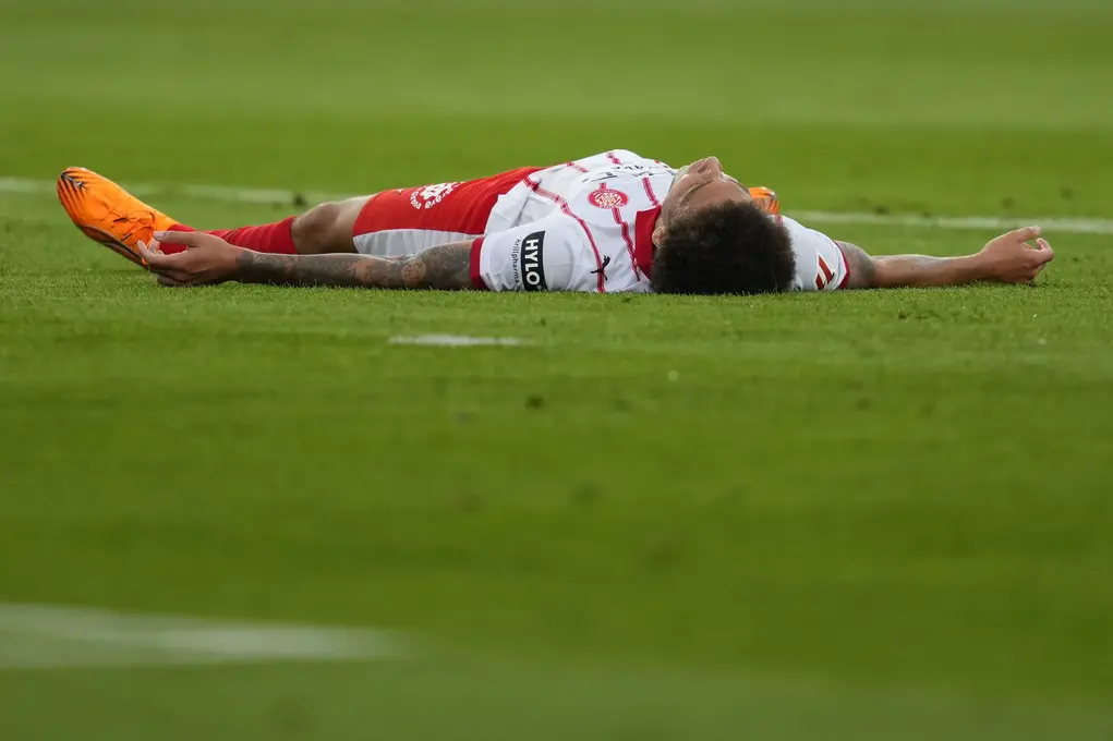 FOTOGRAFÍA. BARCELONA (CATALUÑA) REINO DE ESPAÑA, 18 DE OCTUBRE DE 2025. El centrocampista del Girona Axel Witsel reacciona tras una ocasión durante el partido de la jornada 9 de LaLiga EA Sports, entre el FC Barcelona y el Girona FC, en el estadio Olímpico de Montjuic, en Barcelona. Efe