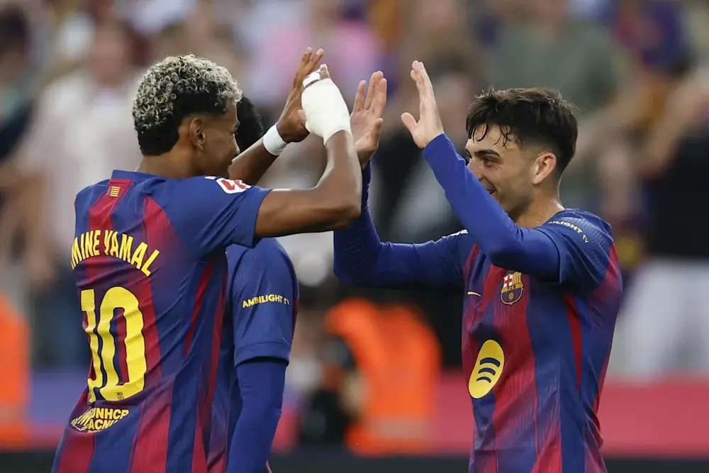 FOTOGRAFÍA. BARCELONA (CATALUÑA) REINO DE ESPAÑA, 18 DE OCTUBRE DE 2025. El defensa del Barça Ronald Araújo (d) celebra tras anotar el 2-1 de la victoria durante el partido de la jornada 9 de LaLiga EA Sports, entre el FC Barcelona y el Girona FC, en el estadio Olímpico de Montjuic, en Barcelona. Efe