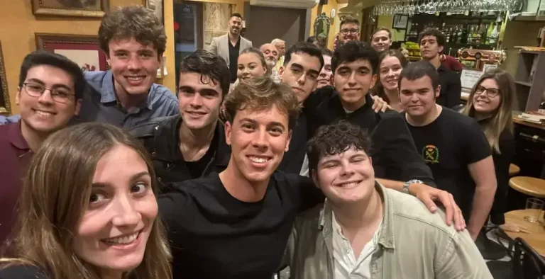 FOTOGRAFÍA. BARCELONA (CATALUÑA) REINO DE ESPAÑA, 18 DE OCTUBRE DE 2025. El Club Empel registra el "éxito" de Política en Z de la juventud patriota; una iniciativa de la asociación juvenil Jóvenes Patriotas Españoles (JPE) que ha reunido a los jóvenes políticos catalanes Julia Calvet Puig y Alberto Tarradas Peneques en la calle del Camp 17, Sarrià-Sant Gervasi, 08022 Ciudad de Barcelona. Lasvocesdelpueblo (Ñ Pueblo)