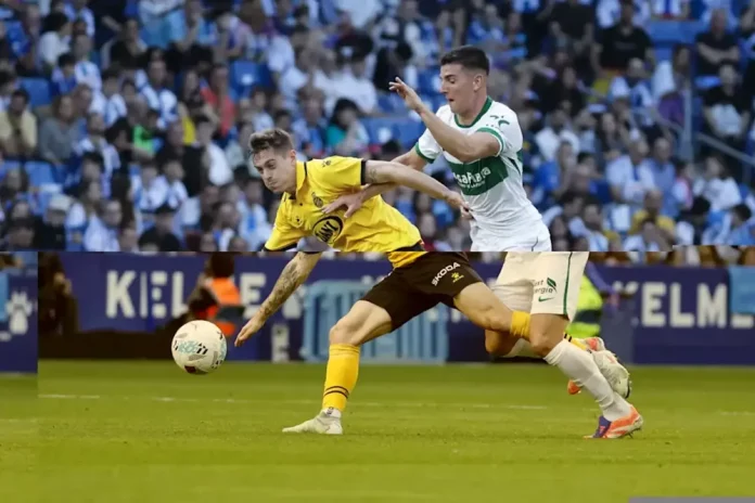 El Espanyol derrota al Elche en su 125 aniversario (1) FOTOGRAFÍA. CORNELLÁ DE LLOBREGAT (BARCELONA) CATALUÑA (REINO DE ESPAÑA), 26 DE OCTUBRE DE 2025. El centrocampista del RCDE Espanyol Pol Lozano, y el centrocampista del Elche Martim Carvalho, durante el partido de la jornada 10 de la LaLiga entre el Espanyol y el Elche, este sábado en el RCDE Stadium en Barcelona. Efe