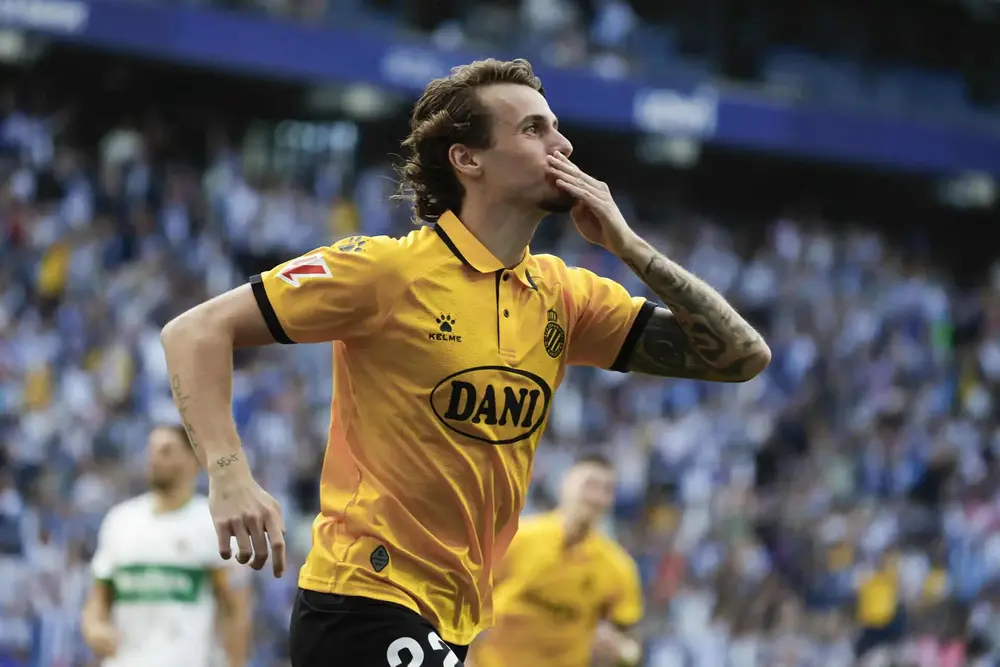 FOTOGRAFÍA. CORNELLÁ DE LLOBREGAT (BARCELONA) CATALUÑA (REINO DE ESPAÑA), 26 DE OCTUBRE DE 2025. El defensa del RCDE Espanyol Carlos Romero celebra su gol ante el Elche durante el partido de la jornada 10 de la LaLiga entre el Espanyol y el Elche, este sábado en el RCDE Stadium en Barcelona. Efe