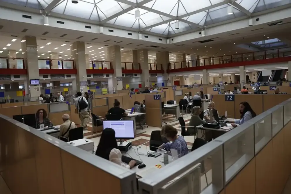 FOTOGRAFÍA. MADRID (REINO DE ESPAÑA), 20 D EOCTUBRE DE 2025. Vista de la sala de atención presencial de la declaración de la renta en una oficina de la Agencia Tributaria (Hacienda). Efe