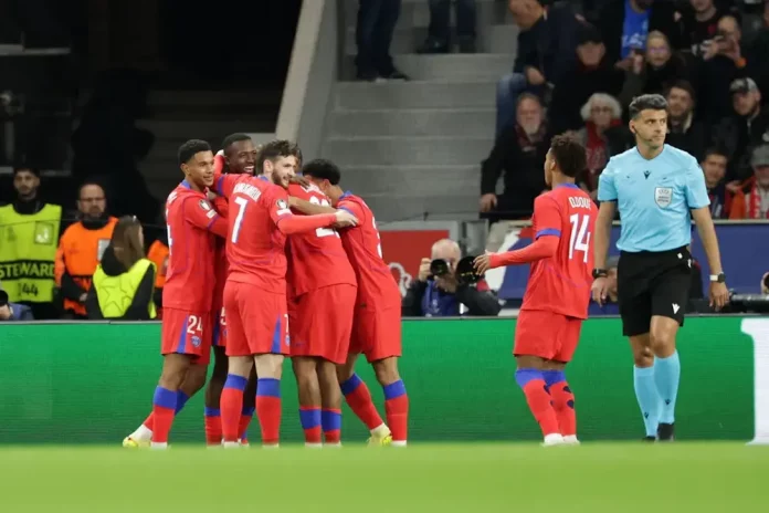 FOTOGRAFÍA. LEVERKUSEN (ALEMANIA), 21 DE OCTUBRE DE 2025. El jugador Willian Pacho, del PSG (2I) celebra el 0-1 durante el partido de la UEFA Champions League que han jugado Bayer 04 Leverkusen y Paris Saint-Germain, en Leverkusen, Alemania. Efe
