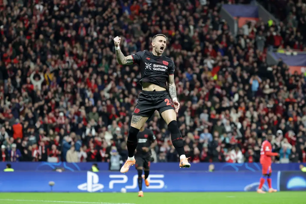 FOTOGRAFÍA. LEVERKUSEN (ALEMANIA), 21 DE OCTUBRE DE 2025. Aleix Garcia celebra el 1-1 durante el partido de la UEFA Champions League que han jugado Bayer 04 Leverkusen y Paris Saint-Germain, en Leverkusen, Alemania. Efe