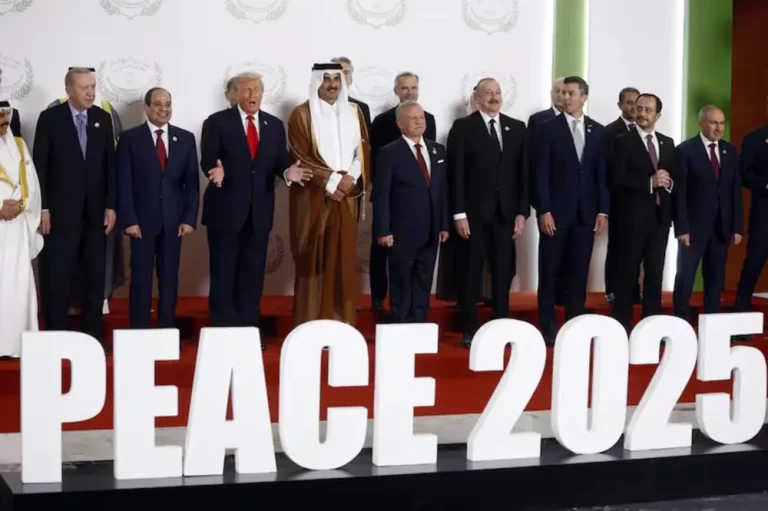 FOTOGRAFÍA. SHARM EL SHEIJ (EGIPTO), 14 DE OCTUBRE DE 2025. Sharm el Sheij (Egipto) registra el histórico acto que hace oficial el Plan Trump para Gaza y la paz en el Medio Oriente; un alto de fuego en Gaza que abre la puerta a una paz duradera en toda la región al excluir el islamismo: "Nos une nuestra determinación de desmantelar el extremismo y la radicalización en todas sus formas. Ninguna sociedad puede prosperar cuando la violencia y el racismo se normalizan, ni cuando las ideologías radicales amenazan la esencia de la vida civil. Nos comprometemos a abordar las condiciones que facilitan el extremismo y a promover la educación, las oportunidades y el respeto mutuo como fundamentos de una paz duradera", dice el acuerdo oficial firmado por Estados unidos de América (EEUU) de la manos de su presidente, Donald John Trump; de Egipto, de la mano de su Presidente, Abdel Fattah El-Sisi; de Catar de la mano del  Emir del Estado de Catar, Tamim bin Hamad Al-Thani; y de Turquí, de la mano de su presidente de la República, Recep Tayyip Erdogan. Efe