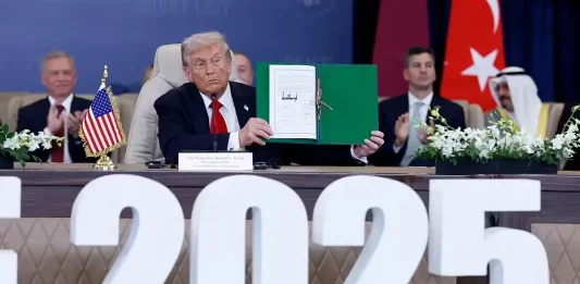 FOTOGRAFÍA. SHARM EL SHEIJ (EGIPTO), 14 DE OCTUBRE DE 2025. Sharm el Sheij (Egipto) registra el histórico acto que hace oficial el Plan Trump para Gaza y la paz en el Medio Oriente; un alto de fuego en Gaza que abre la puerta a una paz duradera en toda la región al excluir el islamismo: "Nos une nuestra determinación de desmantelar el extremismo y la radicalización en todas sus formas. Ninguna sociedad puede prosperar cuando la violencia y el racismo se normalizan, ni cuando las ideologías radicales amenazan la esencia de la vida civil. Nos comprometemos a abordar las condiciones que facilitan el extremismo y a promover la educación, las oportunidades y el respeto mutuo como fundamentos de una paz duradera", dice el acuerdo oficial firmado por Estados unidos de América (EEUU) de la manos de su presidente, Donald John Trump; de Egipto, de la mano de su Presidente, Abdel Fattah El-Sisi; de Catar de la mano del  Emir del Estado de Catar, Tamim bin Hamad Al-Thani; y de Turquí, de la mano de su presidente de la República, Recep Tayyip Erdogan. Afp