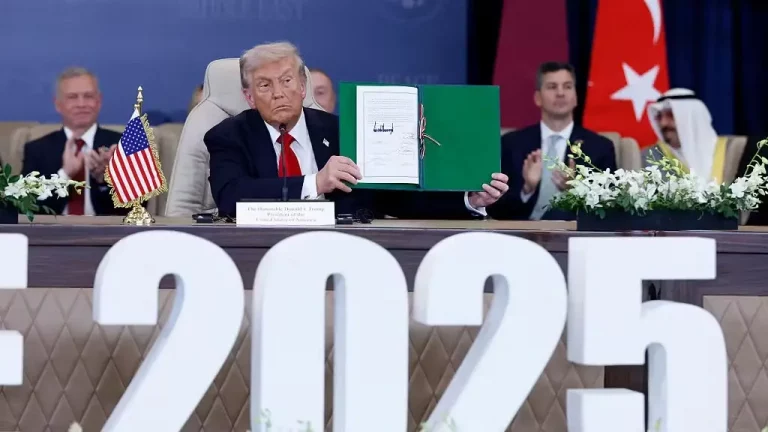 FOTOGRAFÍA. SHARM EL SHEIJ (EGIPTO), 14 DE OCTUBRE DE 2025. Sharm el Sheij (Egipto) registra el histórico acto que hace oficial el Plan Trump para Gaza y la paz en el Medio Oriente; un alto de fuego en Gaza que abre la puerta a una paz duradera en toda la región al excluir el islamismo: "Nos une nuestra determinación de desmantelar el extremismo y la radicalización en todas sus formas. Ninguna sociedad puede prosperar cuando la violencia y el racismo se normalizan, ni cuando las ideologías radicales amenazan la esencia de la vida civil. Nos comprometemos a abordar las condiciones que facilitan el extremismo y a promover la educación, las oportunidades y el respeto mutuo como fundamentos de una paz duradera", dice el acuerdo oficial firmado por Estados unidos de América (EEUU) de la manos de su presidente, Donald John Trump; de Egipto, de la mano de su Presidente, Abdel Fattah El-Sisi; de Catar de la mano del  Emir del Estado de Catar, Tamim bin Hamad Al-Thani; y de Turquí, de la mano de su presidente de la República, Recep Tayyip Erdogan. Afp