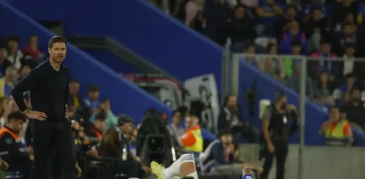 FOTOGRAFÍA. GETAFÉ (COMUNIDAD DE MADRID) REINO DE ESPAÑA, 19 DE OCTUBRE DE 2025. El técnico del Real Madrid, Xavi Alonso, durante el encuentro de la jornada 9 de LaLiga EA Sports que Getafe y Real Madrid disputan hoy domingo en el Coliseum, en Getafe (Comunidad de Madrid). Efe