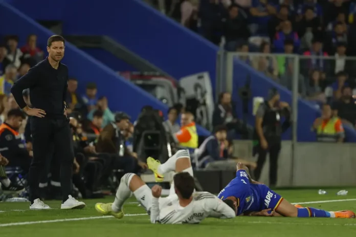 El Real Madrid rompe un entramado defensivo casi perfecto del Getafe, Real madrid, Getafe, Mbappé, (2) FOTOGRAFÍA. GETAFÉ (COMUNIDAD DE MADRID) REINO DE ESPAÑA, 19 DE OCTUBRE DE 2025. El técnico del Real Madrid, Xavi Alonso, durante el encuentro de la jornada 9 de LaLiga EA Sports que Getafe y Real Madrid disputan hoy domingo en el Coliseum, en Getafe (Comunidad de Madrid). Efe