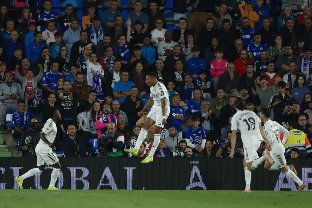 FOTOGRAFÍA. GETAFÉ (COMUNIDAD DE MADRID) REINO DE ESPAÑA, 19 DE OCTUBRE DE 2025. El delantero francés del Real Madrid, Kylian Mbappé (c), celebra el primer gol del equipo madridista durante el partido de la jornada 9 de LaLiga EA Sports que Getafe y Real Madrid disputaron en el Coliseum, en Getafe (Comunidad de Madrid). Efe