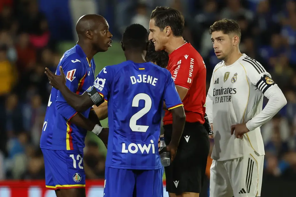 FOTOGRAFÍA. GETAFÉ (COMUNIDAD DE MADRID) REINO DE ESPAÑA, 19 DE OCTUBRE DE 2025. El defensa camerunés del Getafe, Allan Nyom (i), protesta al colegiado Munuera Montero tras ser expulsado durante el partido de la jornada 9 de LaLiga EA Sports que Getafe y Real Madrid disputaron en el Coliseum, en Getafe (Comunidad de Madrid). Efe