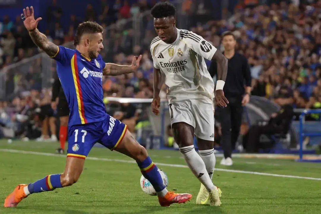 FOTOGRAFÍA. GETAFÉ (COMUNIDAD DE MADRID) REINO DE ESPAÑA, 19 DE OCTUBRE DE 2025. El delantero brasileño del Real Madrid, Vinicius Junior (d), intenta superar al defensa del Getafe, Kiko Femenía, durante el partido de la jornada 9 de LaLiga EA Sports que Getafe y Real Madrid disputaron en el Coliseum, en Getafe. Efe