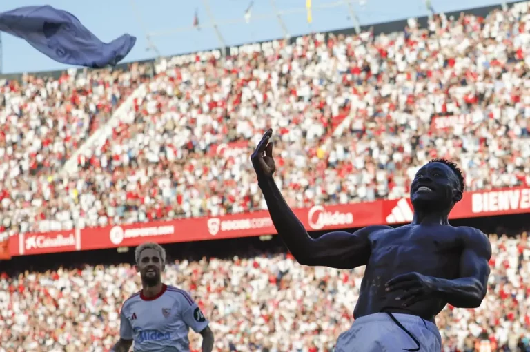 FOTOGRAFÍA. SEVILLA (ANADLUCÍA) REINO DE ESPAÑA, 05 DE OCTUBRE DE 2025. El delantero del Sevilla Akor Adams celebra su gol contra el Barcelona, durante el partido de la jornada 8 de Laliga EA Sports, este domingo en el estadio Sánchez-Pizjuán en Sevilla. Efe