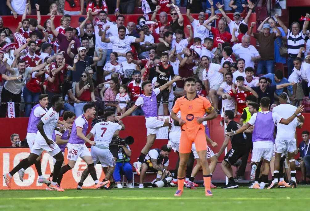 FOTOGRAFÍA. SEVILLA (ANADLUCÍA) REINO DE ESPAÑA, 05 DE OCTUBRE DE 2025. El defensa del Sevilla José Carmona celebra su gol contra el Barcelona, durante el partido de la jornada 8 de Laliga EA Sports, en el estadio Sánchez-Pizjuán en Sevilla. Efe