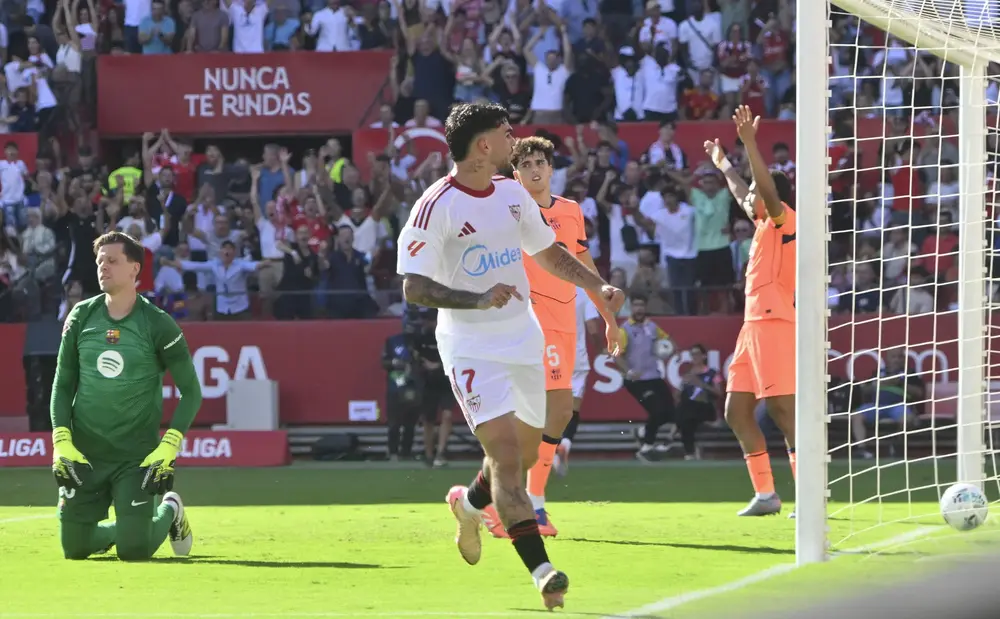 FOTOGRAFÍA. SEVILLA (ANADLUCÍA) REINO DE ESPAÑA, 05 DE OCTUBRE DE 2025. El delantero del Sevilla Isaac Romero celebra su gol contra el Barcelona, durante el partido de la jornada 8 de Laliga EA Sports, en el estadio Sánchez-Pizjuán en Sevilla. Efe