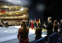 El Teatro Campoamor acoge los Premios Princesa de Asturias 2025 FOTOGRAFÍA. OVIEDO (PRINCIPADO DE ASTURIAS) REINO DE ESPAÑA, 24 DE OCTUBRE DE 2025. Su majestad el rey de España, Felipe Juan Pablo Alfonso de Todos los Santos de Borbón y Grecia (Felipe VI); y la reina de España, Letizia Ortiz Rocasolano; acompañados de Sus Altezas Reales la Princesa de Asturias, Leonor de Borbón y Ortiz; y la Infanta, Sofía de Borbón y Ortiz; han presidido el acto de entrega de los galardones, que distinguen en esta edición a Byung-Chul Han, Premio Princesa de Asturias de Comunicación y Humanidades; Eduardo Mendoza, Premio Princesa de Asturias de las Letras; Douglas Massey, Premio Princesa de Asturias de Ciencias Sociales; Graciela Iturbide, Premio Princesa de Asturias de las Artes; Serena Williams, Premio Princesa de Asturias de los Deportes; Museo Nacional de Antropología de México, Premio Princesa de Asturias de la Concordia; Mary-Claire King, Premio Princesa de Asturias de Investigación Científica y Técnica; y Mario Draghi, Premio Princesa de Asturias Cooperación Internacional. Estuvo presente en segundo plano, su majestad la Reina consorte de España, Sofía Margarita Victoria Federica (Reina Sofia). Lasvocesdelpueblo (Ñ Pueblo)