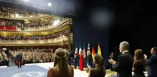 FOTOGRAFÍA. OVIEDO (PRINCIPADO DE ASTURIAS) REINO DE ESPAÑA, 24 DE OCTUBRE DE 2025. Su majestad el rey de España, Felipe Juan Pablo Alfonso de Todos los Santos de Borbón y Grecia (Felipe VI); y la reina de España, Letizia Ortiz Rocasolano; acompañados de Sus Altezas Reales la Princesa de Asturias, Leonor de Borbón y Ortiz; y la Infanta, Sofía de Borbón y Ortiz; han presidido el acto de entrega de los galardones, que distinguen en esta edición a Byung-Chul Han, Premio Princesa de Asturias de Comunicación y Humanidades; Eduardo Mendoza, Premio Princesa de Asturias de las Letras; Douglas Massey, Premio Princesa de Asturias de Ciencias Sociales; Graciela Iturbide, Premio Princesa de Asturias de las Artes; Serena Williams, Premio Princesa de Asturias de los Deportes; Museo Nacional de Antropología de México, Premio Princesa de Asturias de la Concordia; Mary-Claire King, Premio Princesa de Asturias de Investigación Científica y Técnica; y Mario Draghi, Premio Princesa de Asturias Cooperación Internacional. Estuvo presente en segundo plano, su majestad la Reina consorte de España, Sofía Margarita Victoria Federica (Reina Sofia). Lasvocesdelpueblo (Ñ Pueblo)