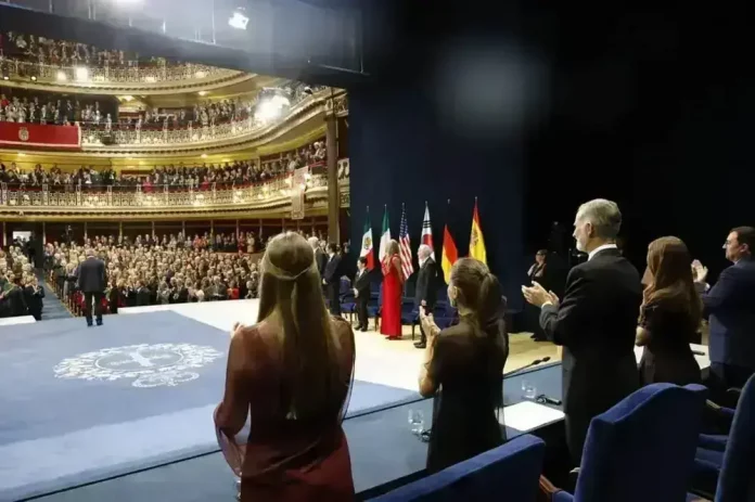 El Teatro Campoamor acoge los Premios Princesa de Asturias 2025 (3) FOTOGRAFÍA. OVIEDO (PRINCIPADO DE ASTURIAS) REINO DE ESPAÑA, 24 DE OCTUBRE DE 2025. Su majestad el rey de España, Felipe Juan Pablo Alfonso de Todos los Santos de Borbón y Grecia (Felipe VI); y la reina de España, Letizia Ortiz Rocasolano; acompañados de Sus Altezas Reales la Princesa de Asturias, Leonor de Borbón y Ortiz; y la Infanta, Sofía de Borbón y Ortiz; han presidido el acto de entrega de los galardones, que distinguen en esta edición a Byung-Chul Han, Premio Princesa de Asturias de Comunicación y Humanidades; Eduardo Mendoza, Premio Princesa de Asturias de las Letras; Douglas Massey, Premio Princesa de Asturias de Ciencias Sociales; Graciela Iturbide, Premio Princesa de Asturias de las Artes; Serena Williams, Premio Princesa de Asturias de los Deportes; Museo Nacional de Antropología de México, Premio Princesa de Asturias de la Concordia; Mary-Claire King, Premio Princesa de Asturias de Investigación Científica y Técnica; y Mario Draghi, Premio Princesa de Asturias Cooperación Internacional. Estuvo presente en segundo plano, su majestad la Reina consorte de España, Sofía Margarita Victoria Federica (Reina Sofia). Lasvocesdelpueblo (Ñ Pueblo)