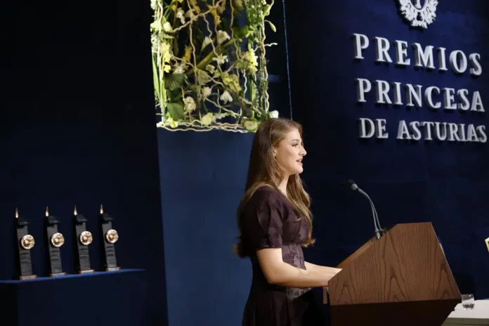 El Teatro Campoamor acoge los Premios Princesa de Asturias 2025 (4) FOTOGRAFÍA. OVIEDO (PRINCIPADO DE ASTURIAS) REINO DE ESPAÑA, 24 DE OCTUBRE DE 2025. Su majestad el rey de España, Felipe Juan Pablo Alfonso de Todos los Santos de Borbón y Grecia (Felipe VI); y la reina de España, Letizia Ortiz Rocasolano; acompañados de Sus Altezas Reales la Princesa de Asturias, Leonor de Borbón y Ortiz (en la imagen); y la Infanta, Sofía de Borbón y Ortiz; han presidido el acto de entrega de los galardones, que distinguen en esta edición a Byung-Chul Han, Premio Princesa de Asturias de Comunicación y Humanidades; Eduardo Mendoza, Premio Princesa de Asturias de las Letras; Douglas Massey, Premio Princesa de Asturias de Ciencias Sociales; Graciela Iturbide, Premio Princesa de Asturias de las Artes; Serena Williams, Premio Princesa de Asturias de los Deportes; Museo Nacional de Antropología de México, Premio Princesa de Asturias de la Concordia; Mary-Claire King, Premio Princesa de Asturias de Investigación Científica y Técnica; y Mario Draghi, Premio Princesa de Asturias Cooperación Internacional. Estuvo presente en segundo plano, su majestad la Reina consorte de España, Sofía Margarita Victoria Federica (Reina Sofia). Lasvocesdelpueblo (Ñ Pueblo)