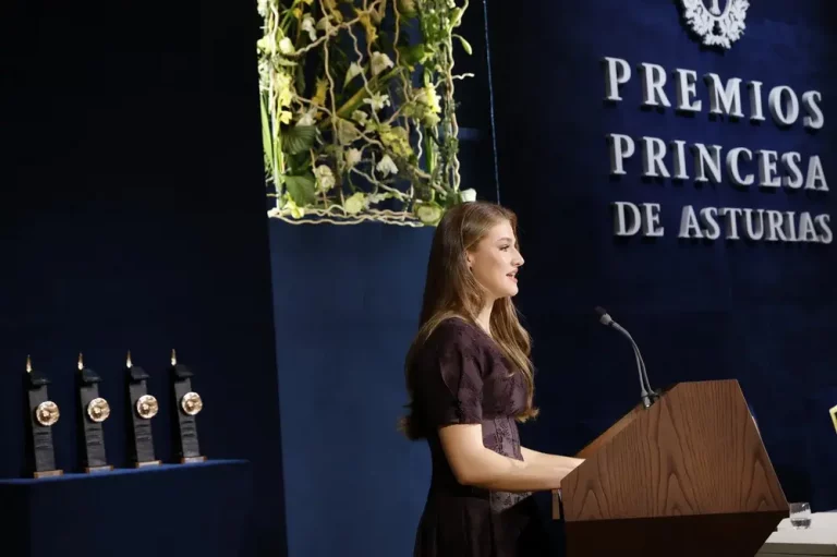 FOTOGRAFÍA. OVIEDO (PRINCIPADO DE ASTURIAS) REINO DE ESPAÑA, 24 DE OCTUBRE DE 2025. Su majestad el rey de España, Felipe Juan Pablo Alfonso de Todos los Santos de Borbón y Grecia (Felipe VI); y la reina de España, Letizia Ortiz Rocasolano; acompañados de Sus Altezas Reales la Princesa de Asturias, Leonor de Borbón y Ortiz (en la imagen); y la Infanta, Sofía de Borbón y Ortiz; han presidido el acto de entrega de los galardones, que distinguen en esta edición a Byung-Chul Han, Premio Princesa de Asturias de Comunicación y Humanidades; Eduardo Mendoza, Premio Princesa de Asturias de las Letras; Douglas Massey, Premio Princesa de Asturias de Ciencias Sociales; Graciela Iturbide, Premio Princesa de Asturias de las Artes; Serena Williams, Premio Princesa de Asturias de los Deportes; Museo Nacional de Antropología de México, Premio Princesa de Asturias de la Concordia; Mary-Claire King, Premio Princesa de Asturias de Investigación Científica y Técnica; y Mario Draghi, Premio Princesa de Asturias Cooperación Internacional. Estuvo presente en segundo plano, su majestad la Reina consorte de España, Sofía Margarita Victoria Federica (Reina Sofia). Lasvocesdelpueblo (Ñ Pueblo)