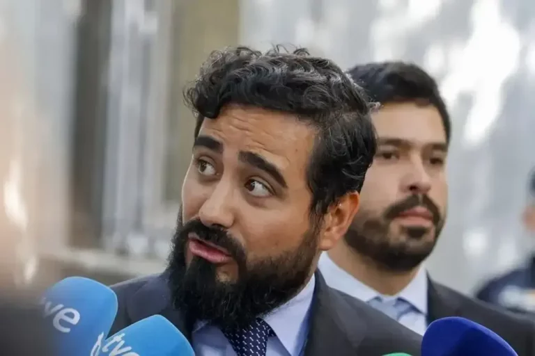 FOTOGRAFÍA. MADRID (REINO DE ESPAÑA), 20 DE NOVIEMBRE DE 2025. El eurodiputado de la satírica formación política Se Acabó la Fiesta (SALF), Luis Pérez Fernández, conocido como "Alvise Pérez", ha dicho este viernes al juez que actuó desde «la crítica política» y amparado por su «libertad de expresión» cuando difundió los mensajes que dirigió en la red Telegram contra la fiscal de delitos de odio de Valencia, Susana Gisbert, después de criticar la invasión migratoria. Efe