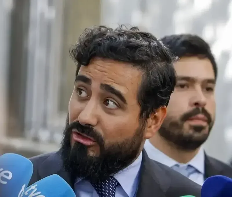 El juez decreta prisión sin fianza para el financiador de «Se Acabó La Fiesta» y Alvise Pérez FOTOGRAFÍA. MADRID (REINO DE ESPAÑA), 20 DE NOVIEMBRE DE 2025. El eurodiputado de la satírica formación política Se Acabó la Fiesta (SALF), Luis Pérez Fernández, conocido como "Alvise Pérez", ha dicho este viernes al juez que actuó desde «la crítica política» y amparado por su «libertad de expresión» cuando difundió los mensajes que dirigió en la red Telegram contra la fiscal de delitos de odio de Valencia, Susana Gisbert, después de criticar la invasión migratoria. Efe