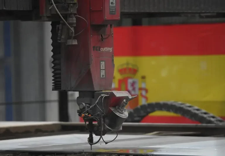 FOTOGRAFÍA. REINO DE ESPAÑA, 10 DE OCTUBRE DE 2015. Evento simbólico de corte de la primera plancha de blindaje de un Vehículo de combate de Ruedas (VCR) 8x8 Dragón en 2015. Efe