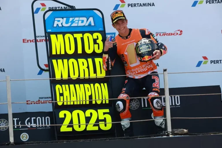 FOTOGRAFÍA. MANDALIKA (INDONESIA), 05 DE OCTUBRE DE 2025. El piloto español de Moto3 Red Bull KTM Ajo José Antonio Rueda celebra la victoria como campeón del mundo durante la carrera en el Gran Premio de Motociclismo de Indonesia en el Circuito de Mandalika, Indonesia. Efe