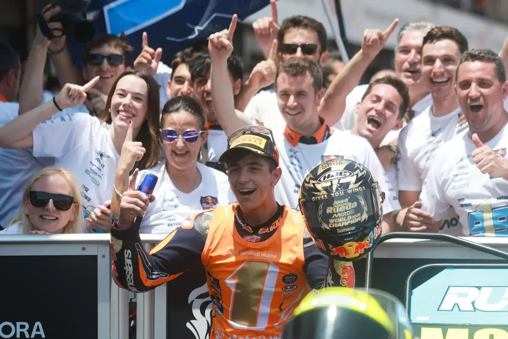 FOTOGRAFÍA. MANDALIKA (INDONESIA), 05 DE OCTUBRE DE 2025. El piloto español de Moto3 Red Bull KTM Ajo Jose Antonio Rueda y su equipo celebran la victoria como campeón del mundo durante la carrera en el Gran Premio de Motociclismo de Indonesia en el Circuito de Mandalika, Indonesia. Efe