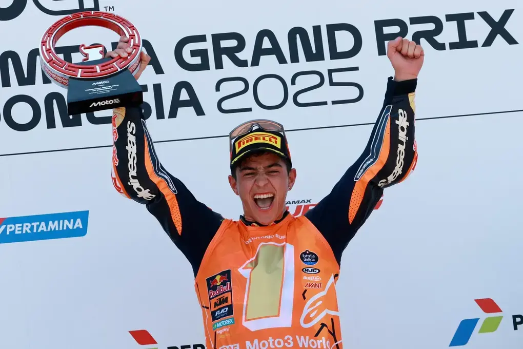 FOTOGRAFÍA. MANDALIKA (INDONESIA), 05 DE OCTUBRE DE 2025. El piloto español de Moto3 Red Bull KTM Ajo José Antonio Rueda celebra la victoria como campeón del mundo durante la carrera en el Gran Premio de Motociclismo de Indonesia en el Circuito de Mandalika, Indonesia. Efe