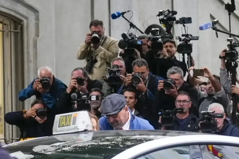 FOTOGRAFÍA. MADRID (REINO DE ESPAÑA, 16 DE OCTUBRE DE 2025. El exasesor ministerial del Gobierno de Pedro Sánchez Pérez-Castejón, Koldo García Izaguirre, se encuentra ya en el Tribunal Supremo para declarar tras el informe policial que le situaba como «gestor y custodio» del dinero del exministro de Transportes, exsecretario de Organización del Partido Socialista (PSOE) y diputado en el Congreso de los Diputados, José Luis Ábalos Meco, quien el miércoles se negó a declarar y quedó en libertad pese a apreciar el juez cierto riesgo de fuga. Efe
