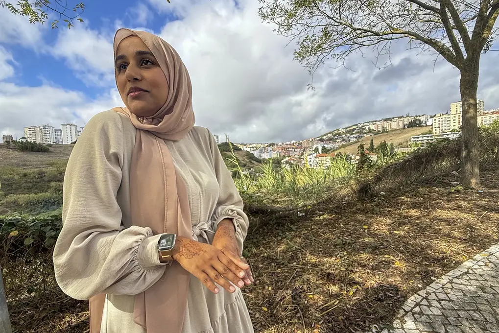 LISBOA (PORTUGAL), 23 DE OCTUBRE DE 2025. Zohra Lodhia y Sarika Karim son portuguesas que llevan hiyab, el velo islámico que cubre el cabello, y defienden el derecho de la mujer a elegir su atuendo, en un momento en que el Parlamento ha dado el primer paso para sacar adelante una iniciativa del partido patriota Chega! (CH) -en español "¡Basta!"-, formación socia de VOX España de Santiago Abascal conde, que preside el patriota portugués André Claro Amaral Ventura (André Ventura), para prohibir el burka, que temen que abra la puerta a más restricciones. Efe