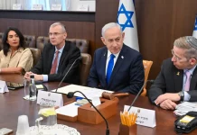 Netanyahu: «Seguiremos controlando nuestro destino» FOTOGRAFÍA. JERUSALÉN (ISRAEL), 26 DE OCTUBRE DE 2025. El primer ministro de Israel , "Bibi" Benjamin Netanyahu (2d), este domingo durante una reunión del Gabinete del Ejecutivo del país hebreo. Lasvocesdelpueblo (Ñ Pueblo)